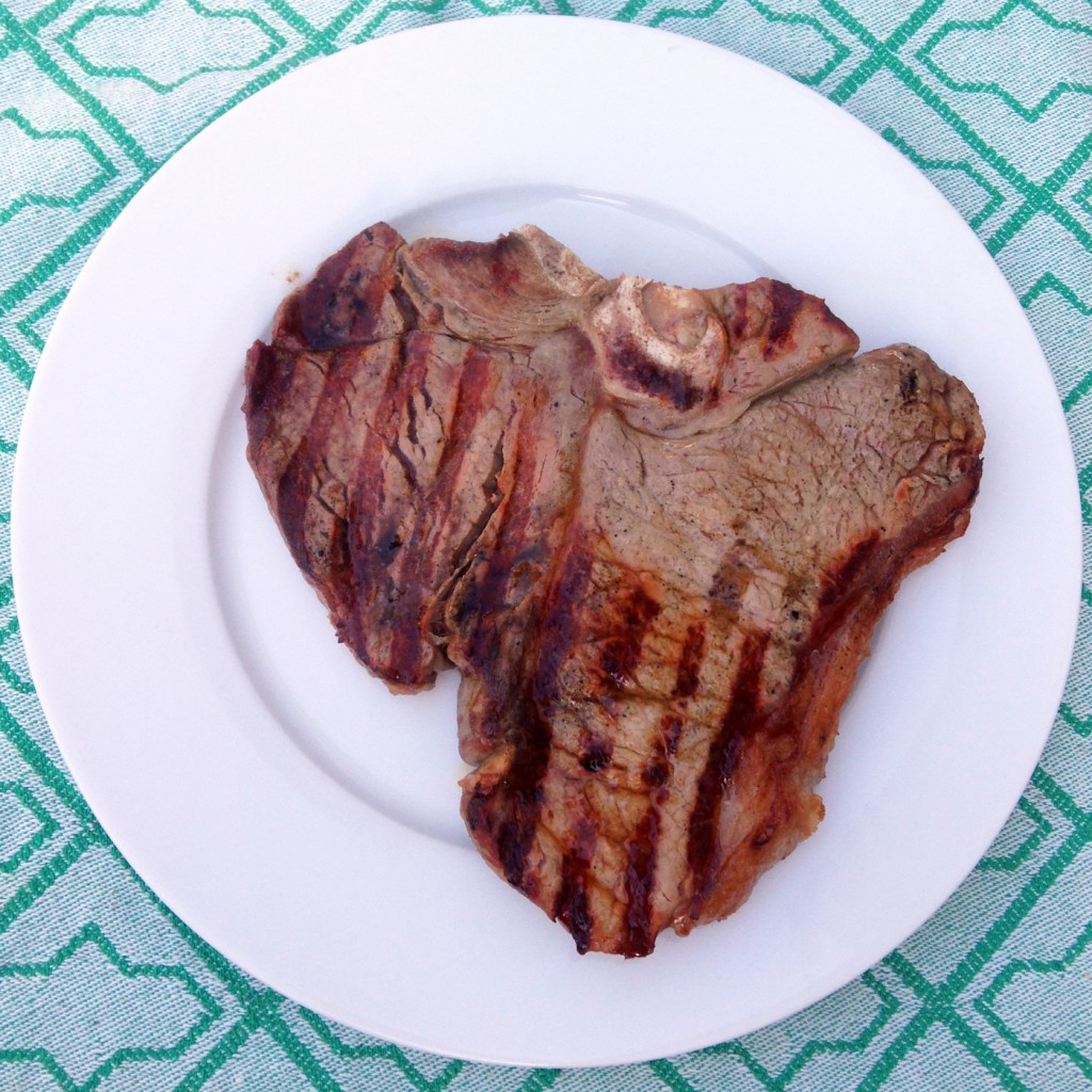 Grilled T-Bone Steak. Gegrilltes T-Bone Steak.  
