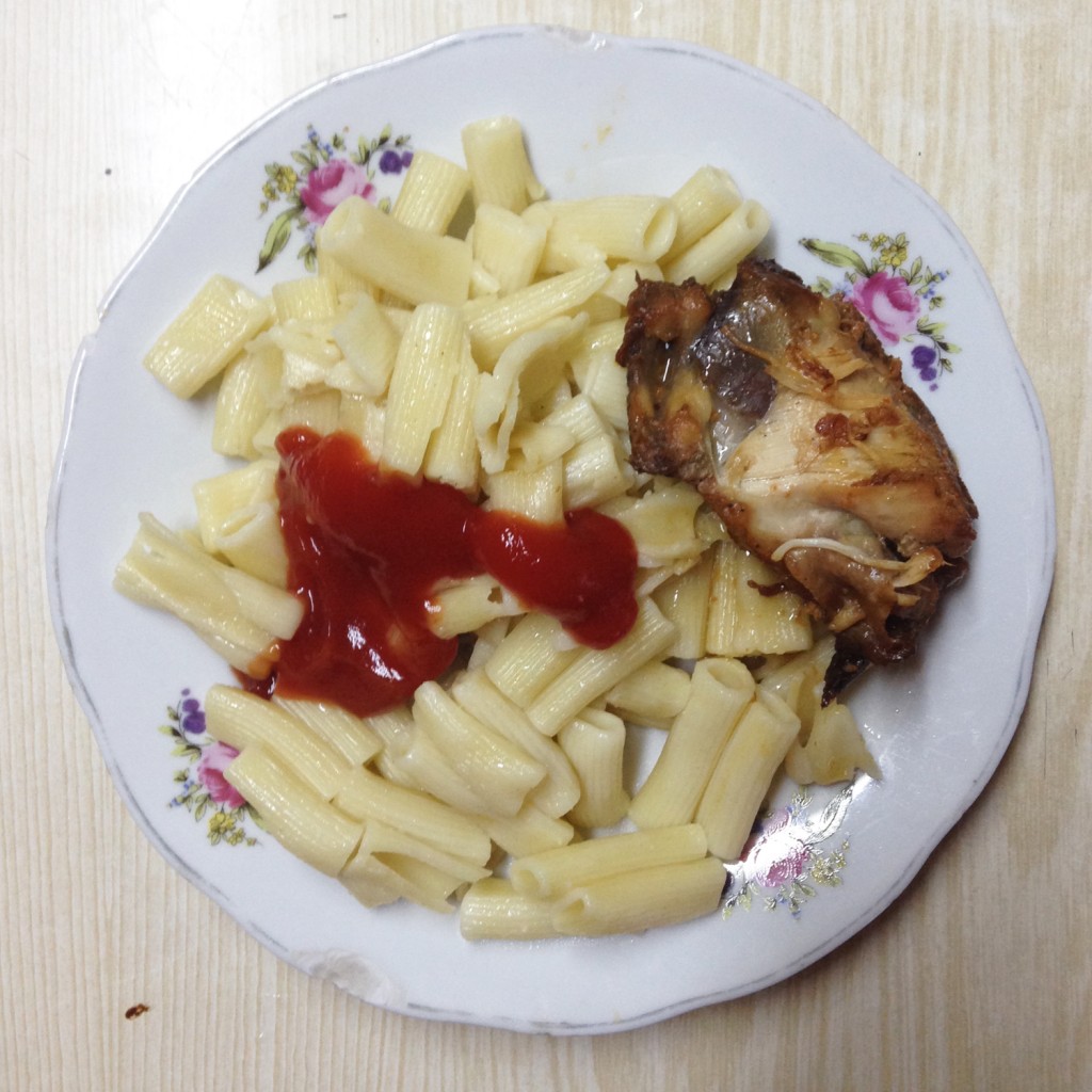 Ferry Chicken with Noodles and Ketchup. Fähren-Huhn mit Nudeln und Ketchup.